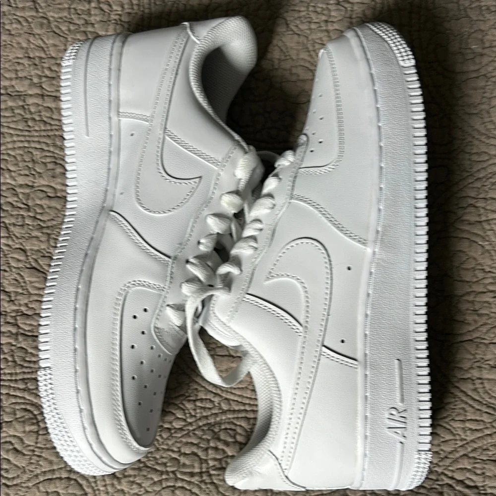 NEW NIKE AIR FORCE 1 Sneakers in White Size US 8 EUR 39 - Picture 9 of 14